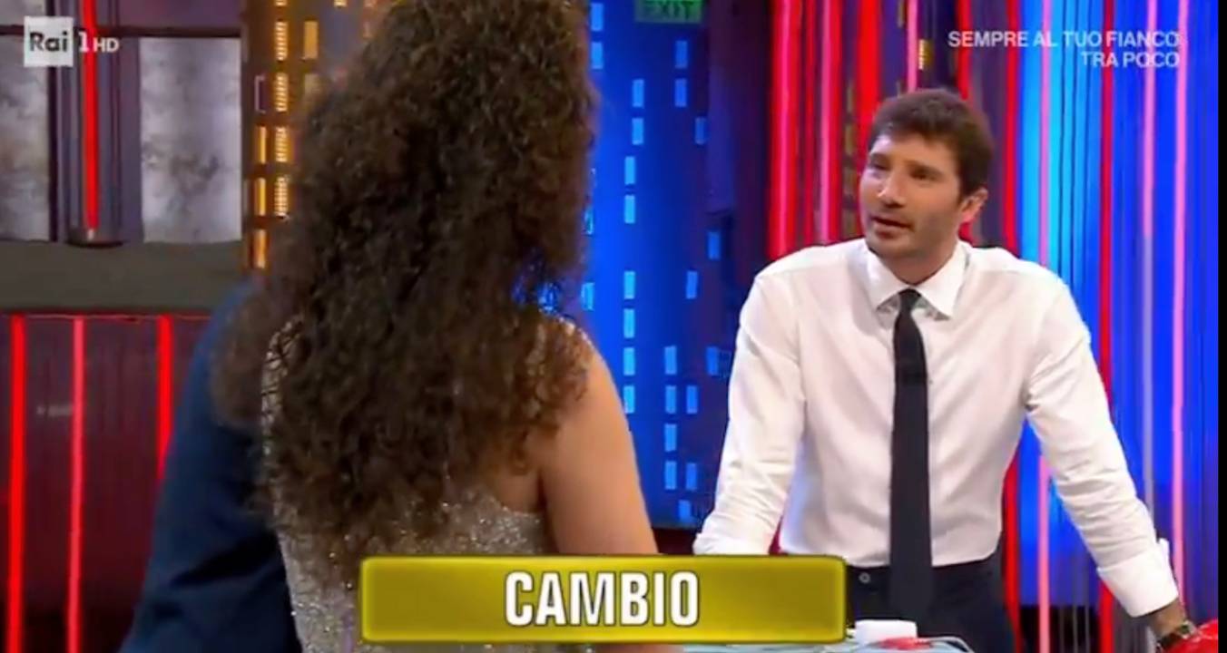 Affari Tuoi, concorrente a Stefano De Martino: “Ho sognato Amadeus”