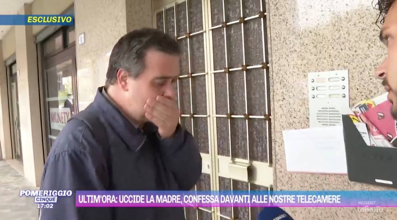 Uomo uccide la madre e lo confessa alle telecamere di Pomeriggio 5: “Sono stato io”