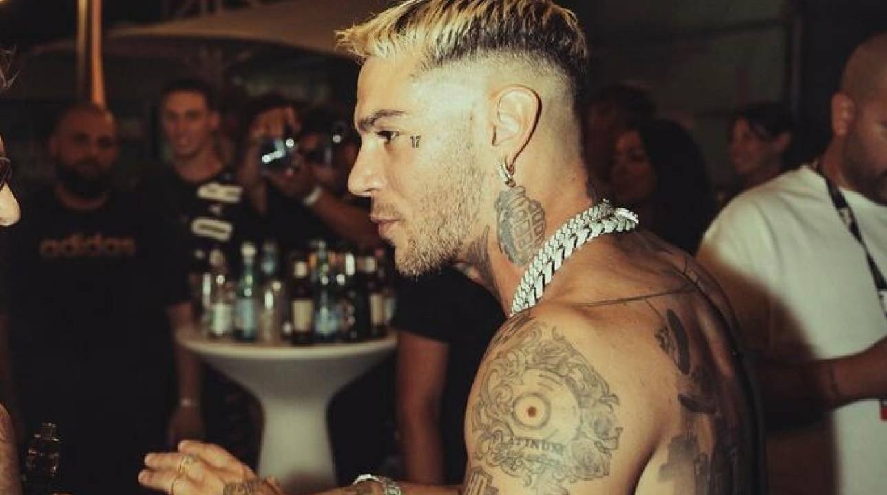 Perquisita la casa di Emis Killa: trovati 40mila euro in contanti e varie armi