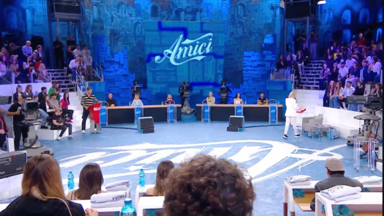 Spoiler di Amici 24: alunno tira una testata al banco e lo rovescia