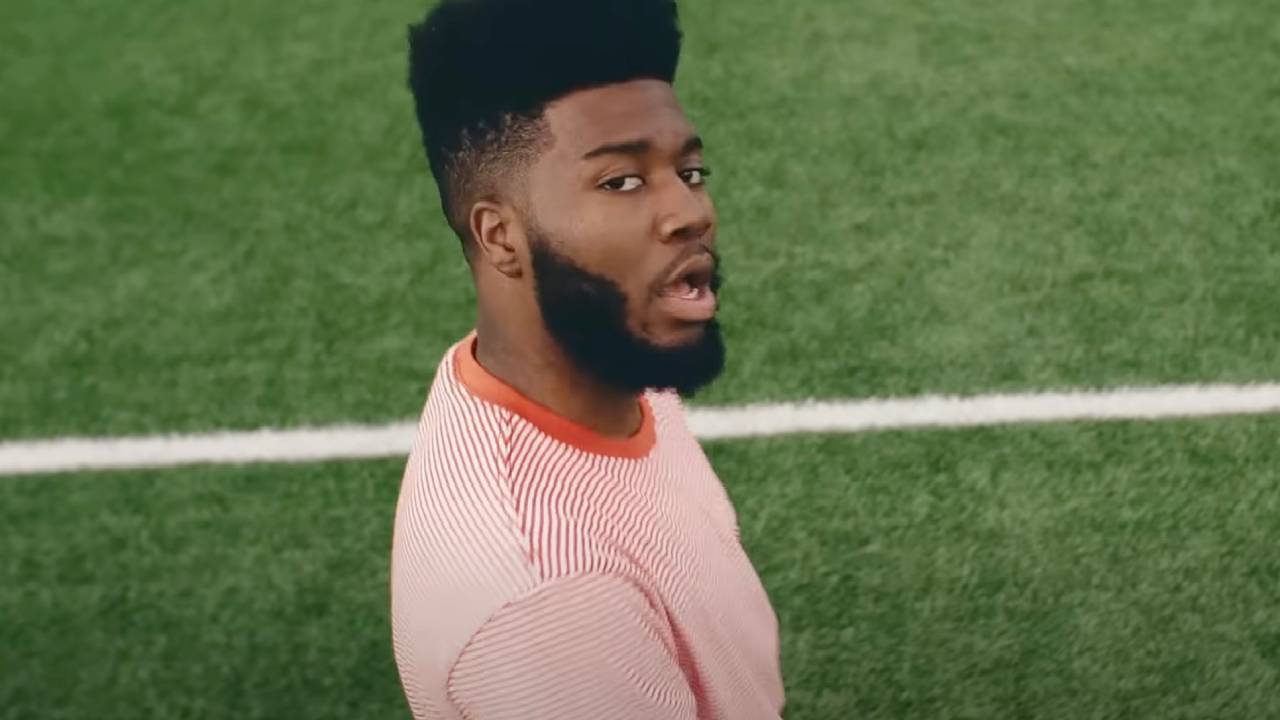 Khalid, un ex fidanzato gli fa outing e lui ammette: “Sono gay e sto bene”